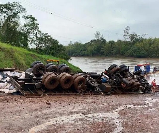 Caminhão tomba perto de balsa no Rio Ivaí e motorista morre preso às ferragens