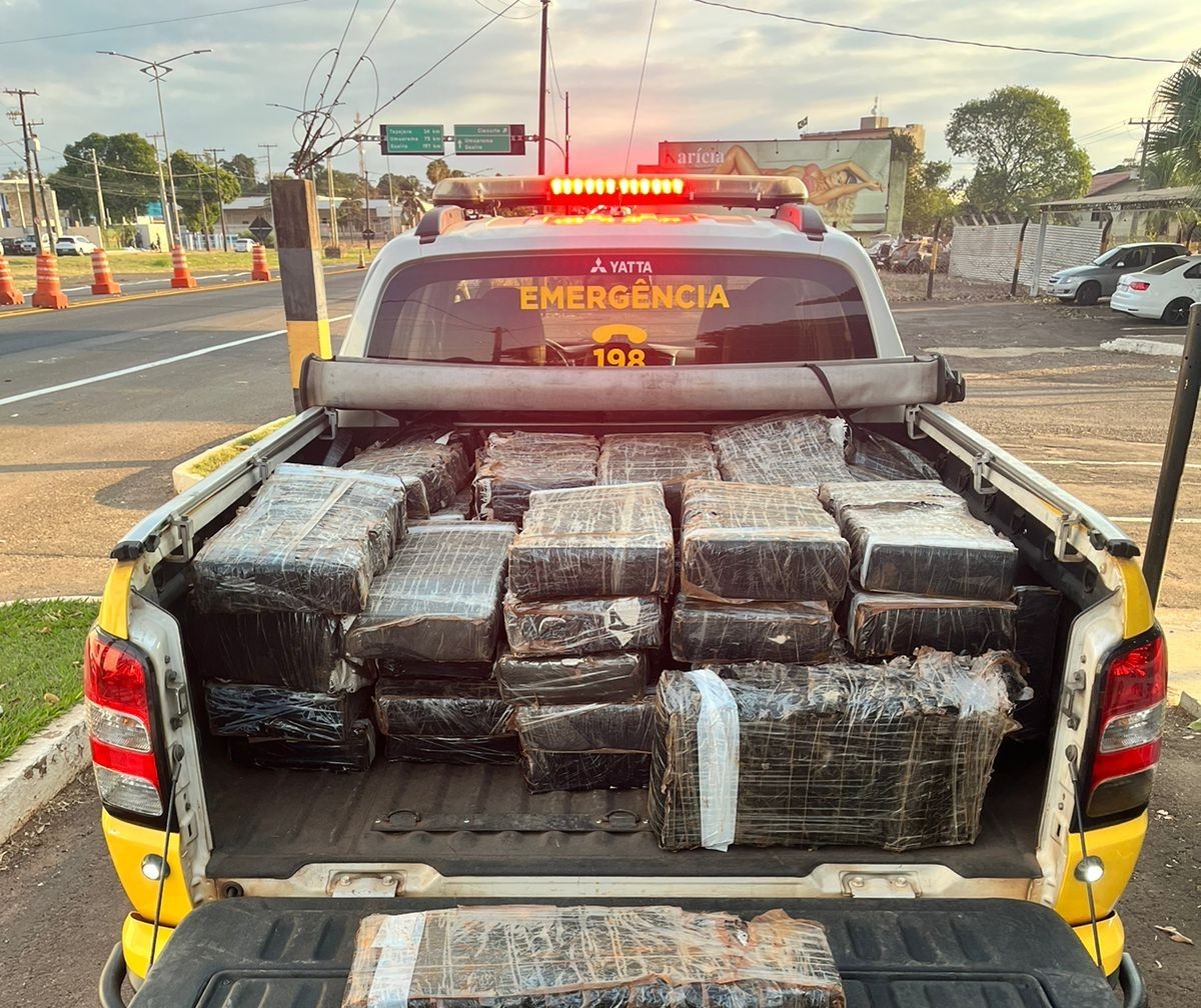 Motorista foge da polícia e bate carro carregado com meia tonelada de maconha