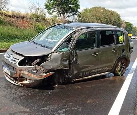 Quatro pessoas ficam feridas em capotamento na BR-376, em Marialva