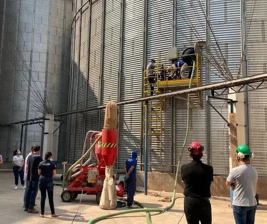 Trabalhadores ficam gravemente feridos em soterramento dentro de silo