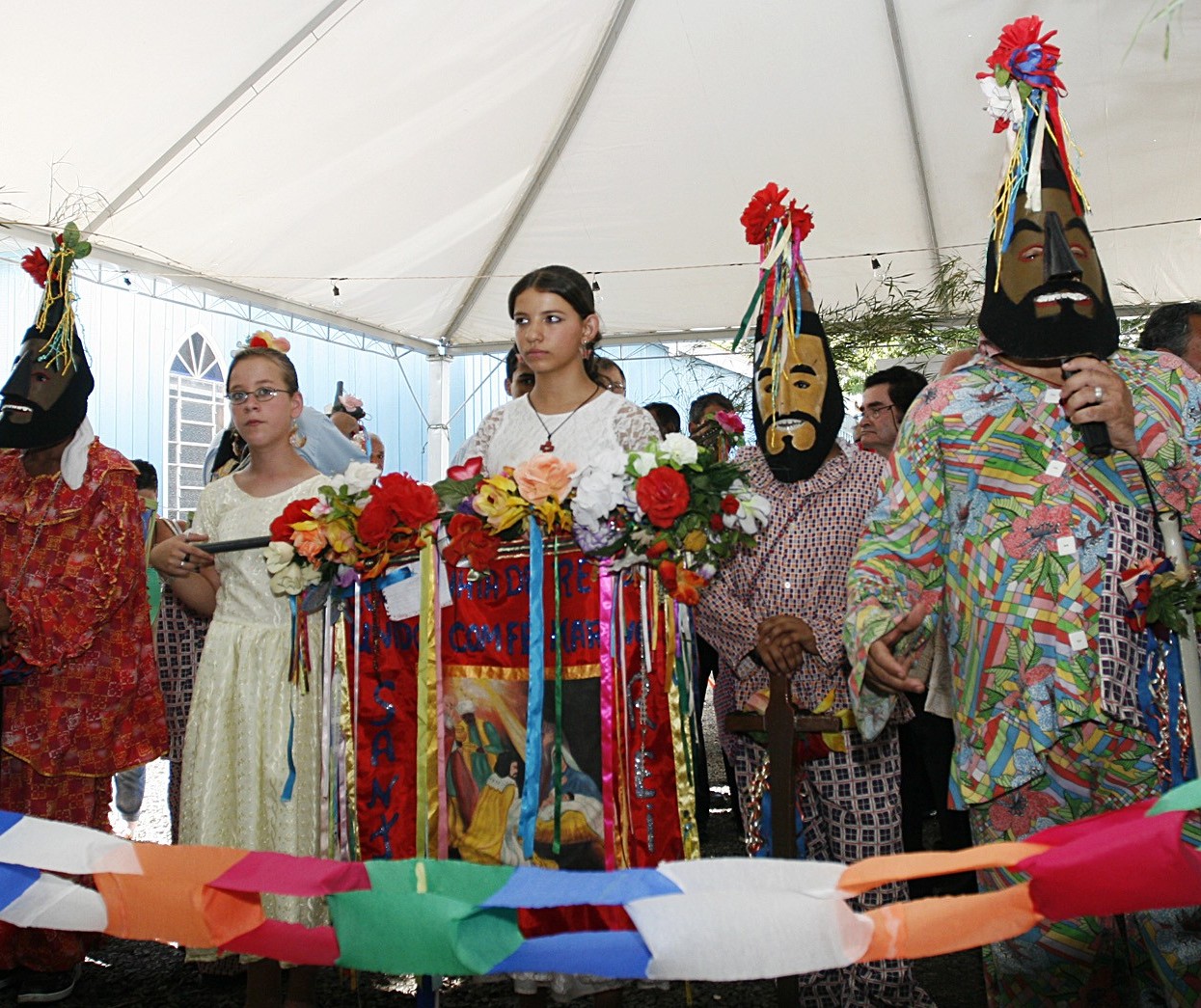 Folia de Reis passa por distritos e Catedral de Maringá