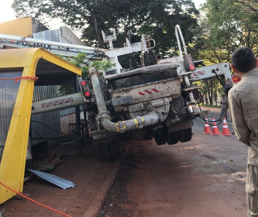 Bombeiros trabalham no resgate de vítima soterrada