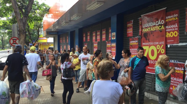 Consumidores fazem fila desde a madrugada para aproveitar liquidação