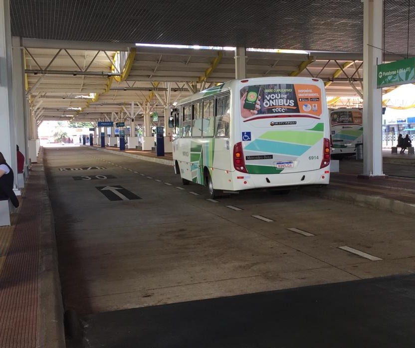 Apesar do apelo para o bom senso, muitos idosos estão andando de ônibus neste sábado (11)