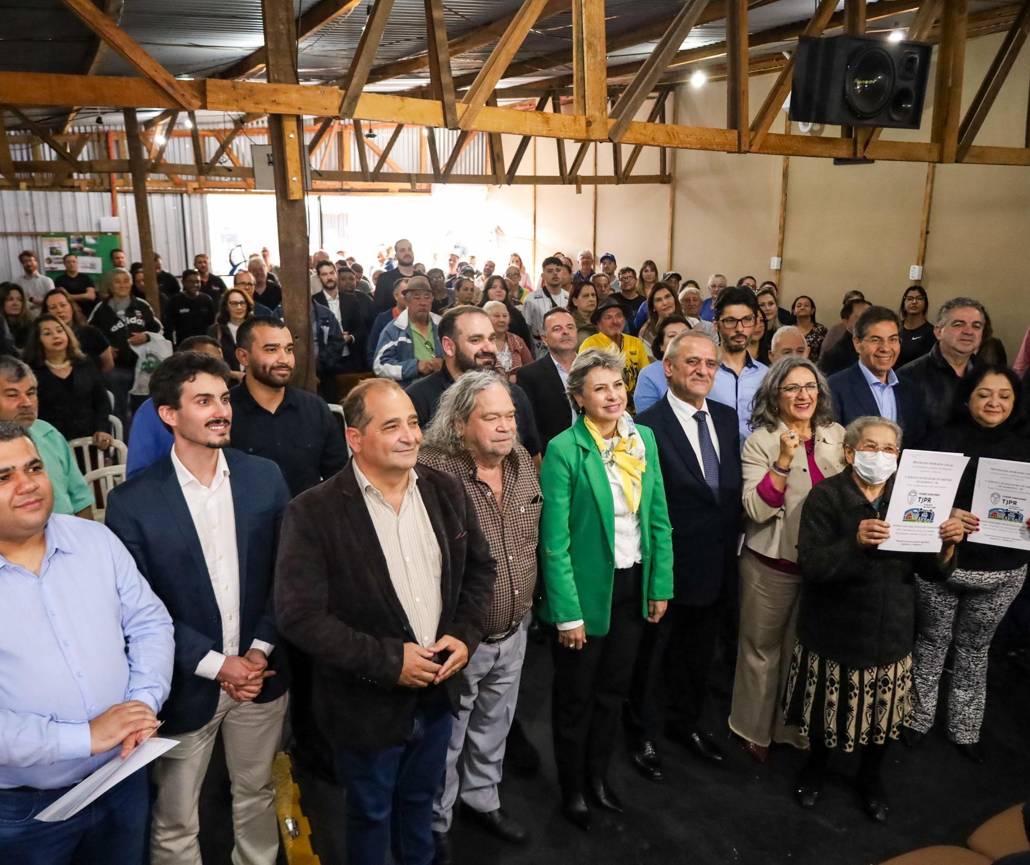 Moradores de dois conjuntos habitacionais recebem títulos de propriedade