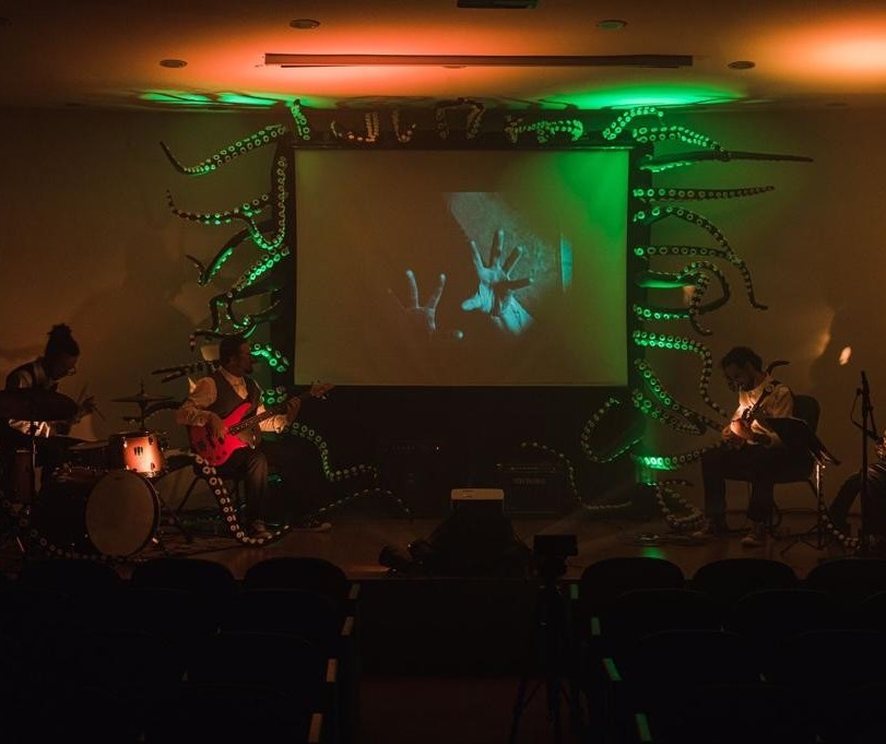 Espetáculo de cinema e música ao vivo é atração no Teatro Reviver Magó