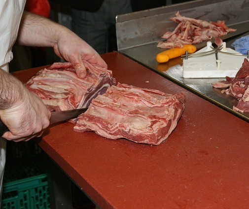 Supermercados são notificados por irregularidade em manejo de carnes