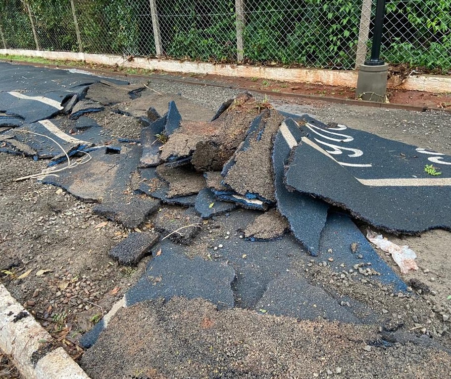 Depois da chuva é possível ver a extensão dos estragos no entorno do Parque do Ingá