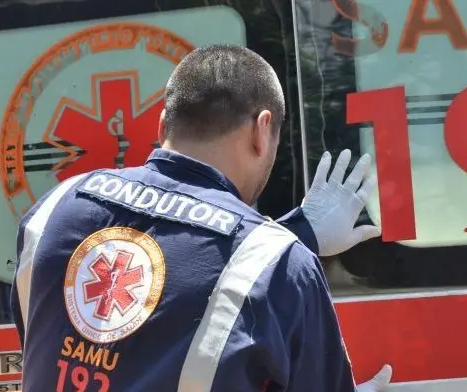 Pedreiro leva choque elétrico, cai de telhado e fica ferido em Paiçandu