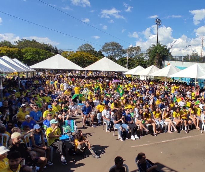 Torcedores lotam a Vila Olímpica, em Maringá, na estreia da Seleção na Copa