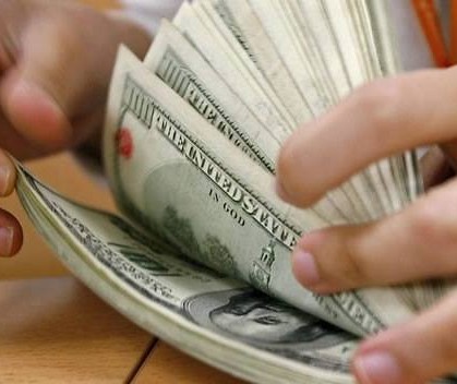 Queda do dólar está relacionado à política