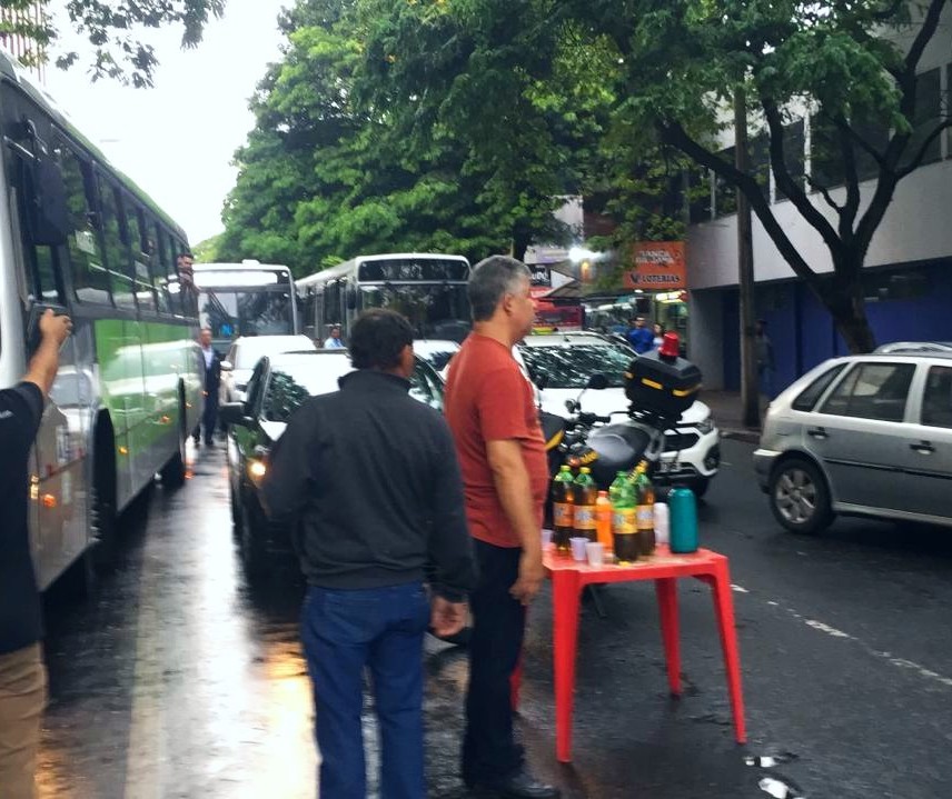 Comerciantes protestam no centro de Maringá