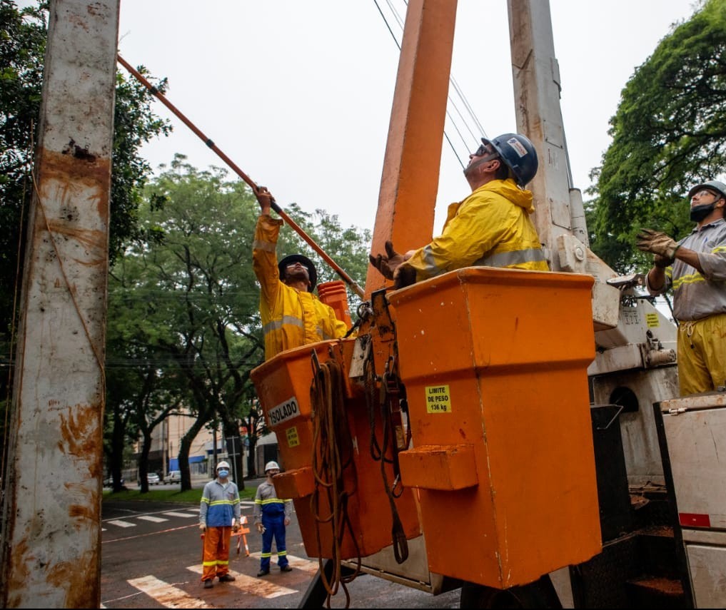 1.800 eletricistas trabalham neste domingo (17) para retomar o fornecimento de energia nas regiões oeste e noroeste do Paraná