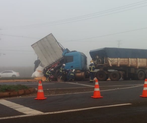 Neblina provoca acidente em Maringá