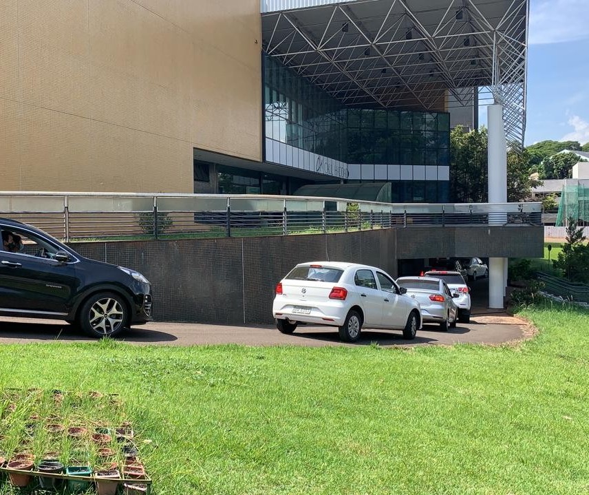 Fila da vacinação no drive-thru em Maringá passa de 3h de espera