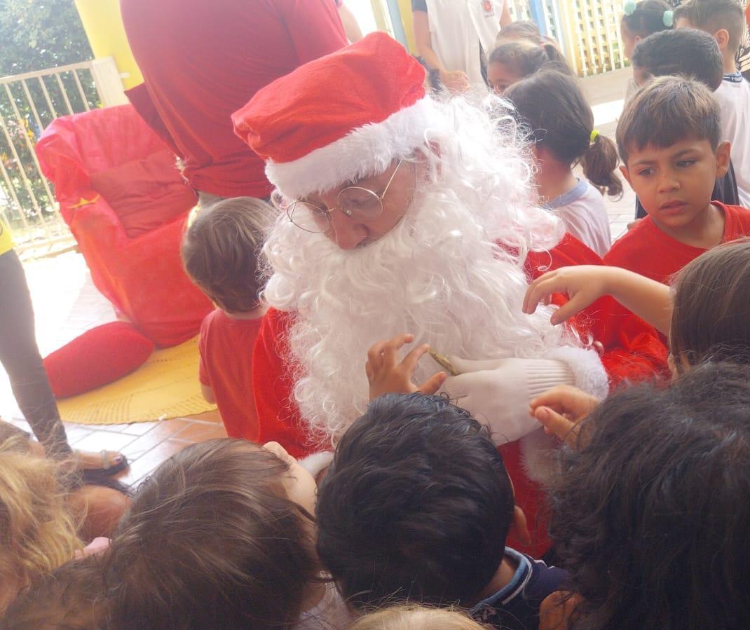 Papai Noel dos Correios entrega presentes em Maringá