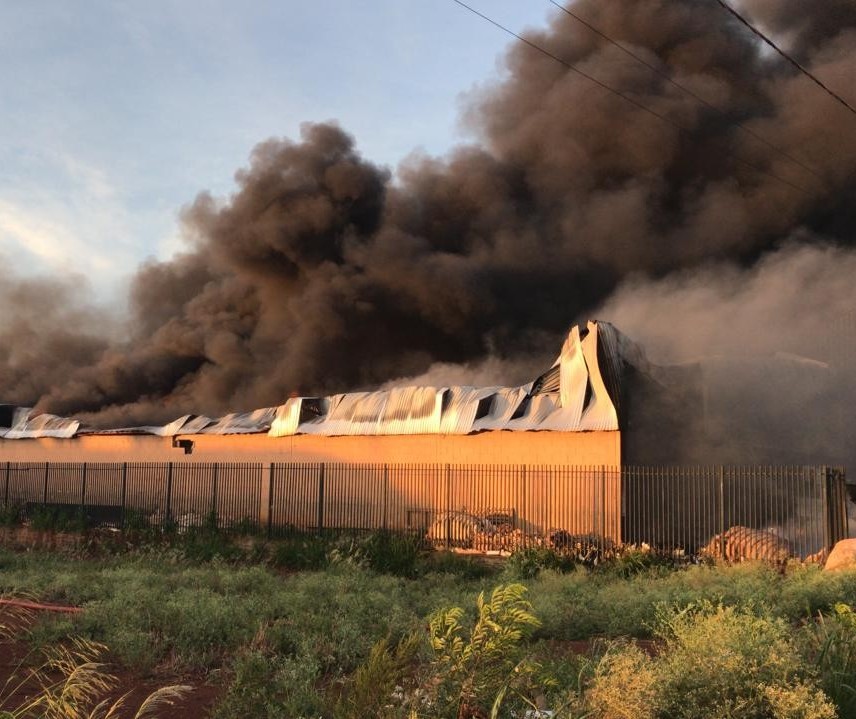 Bombeiros combatem incêndio de grandes proporções em Paiçandu