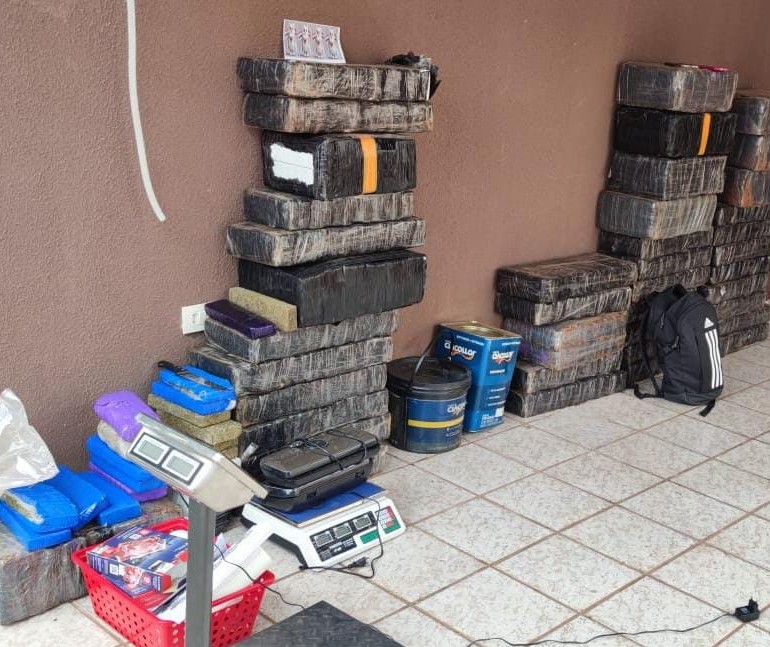 PM encontra 700 kg de droga em depósito e prende casal de suspeitos