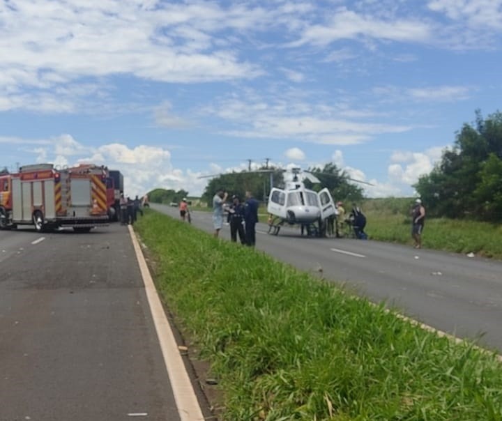 Duas motos esportivas batem de lado na BR-376, em Marialva