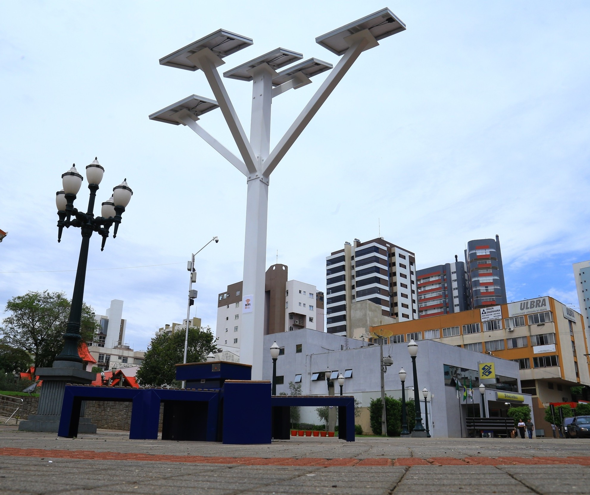 Empresa maringaense cria árvore de metal