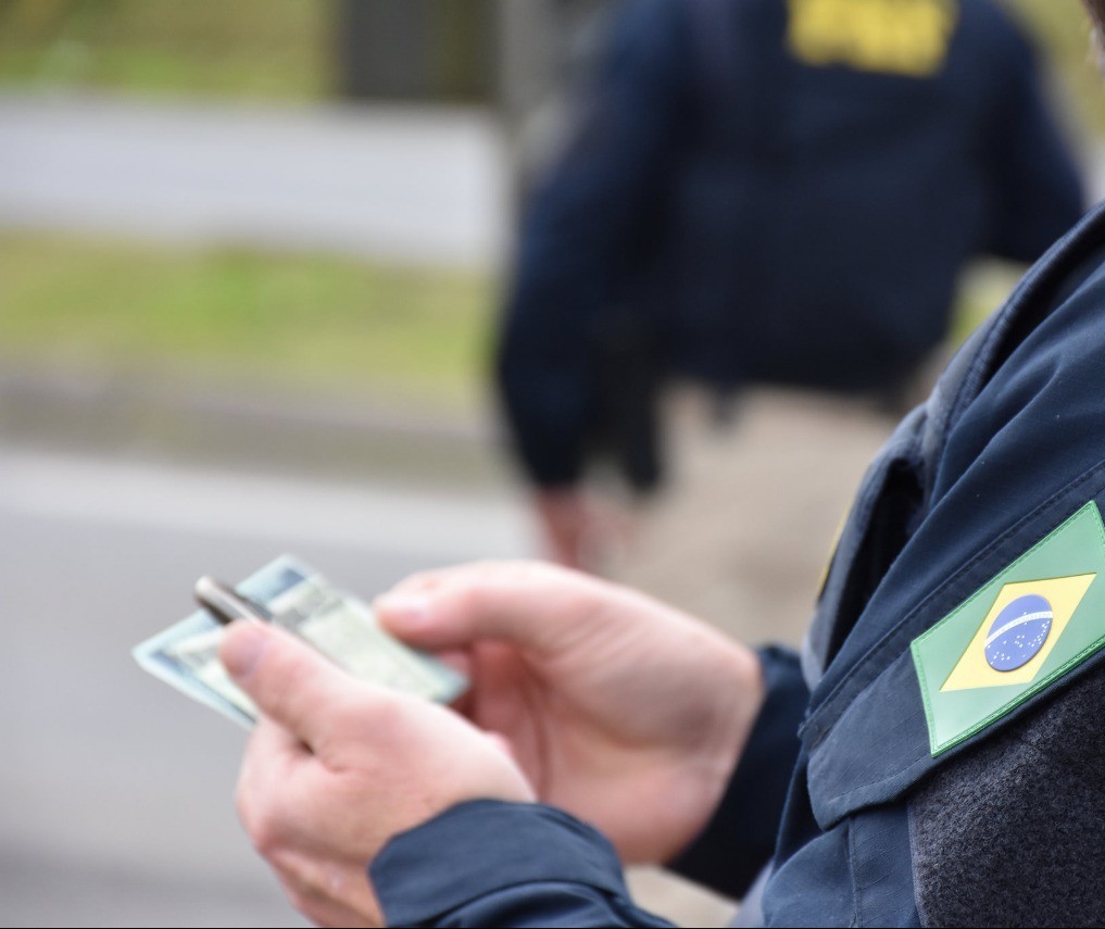 Homem é preso após apresentar CNH falsa à PRF