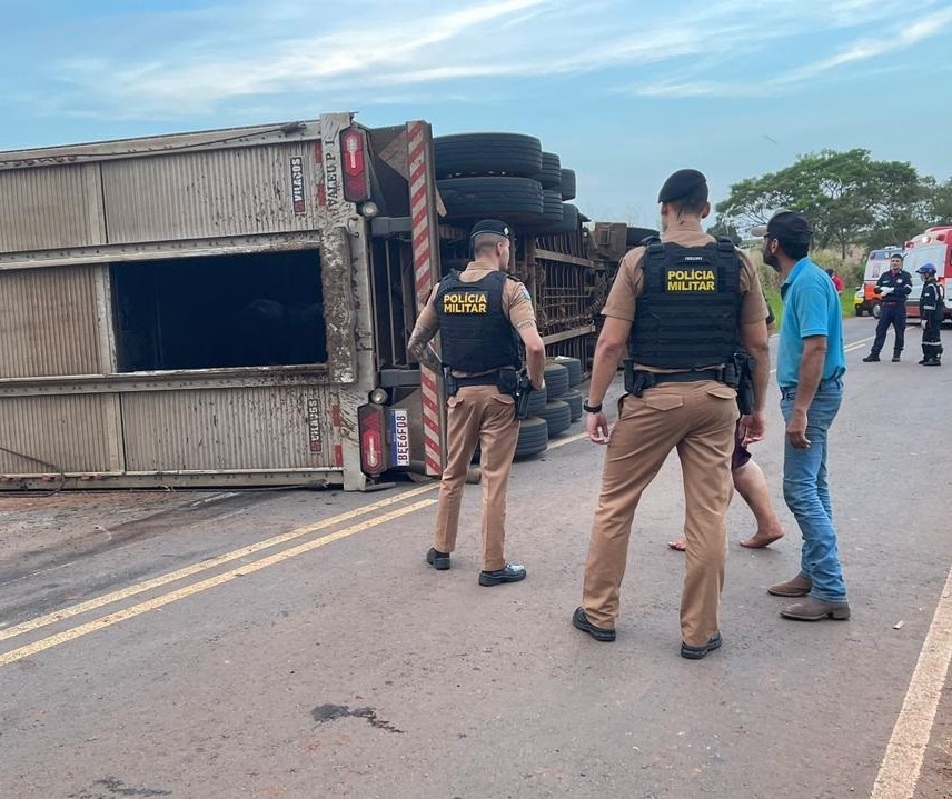 Caminhão com 90 bois cai sobre carro e motorista morre esmagado