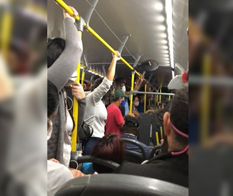 Ônibus lotados continuam gerando reclamações