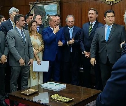 Bolsonaro entrega pacote com medidas econômicas ao Congresso