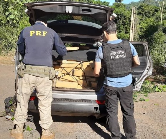 Motorista em fuga bate carro com quase uma tonelada de maconha