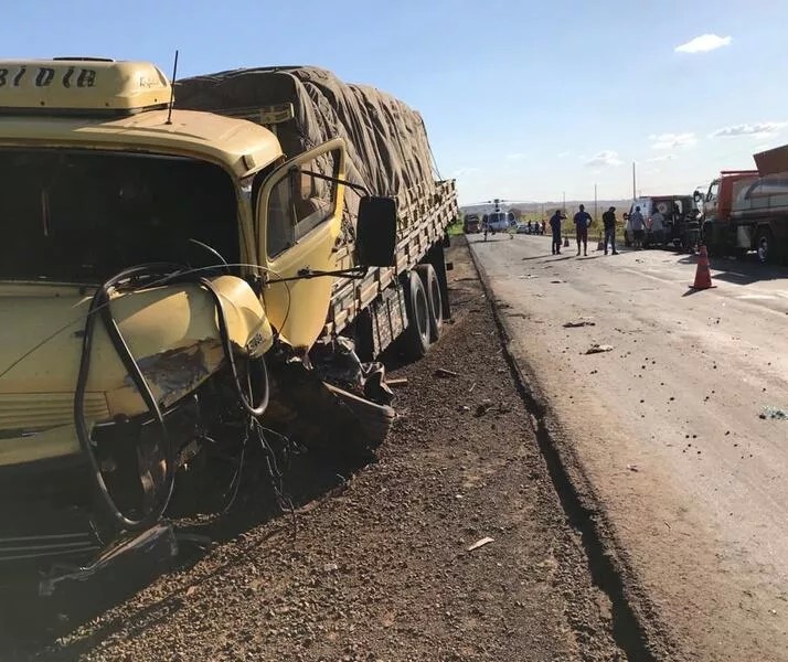 Motorista morre e passageira fica ferida em acidente na PR-463