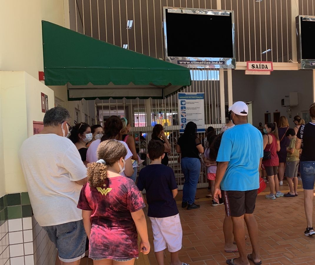 Maringaenses enfrentam sol e fila para vacinação de crianças com 8 anos