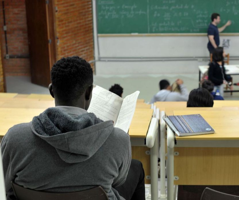 Adolescentes com ‘fobia social’ retardam a volta às aulas presenciais