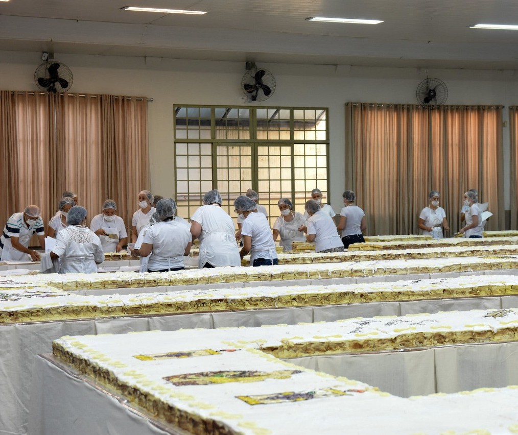 Em Maringá, bolo de Santo Antônio terá 12 mil pedaços e mais de 3 mil medalhas