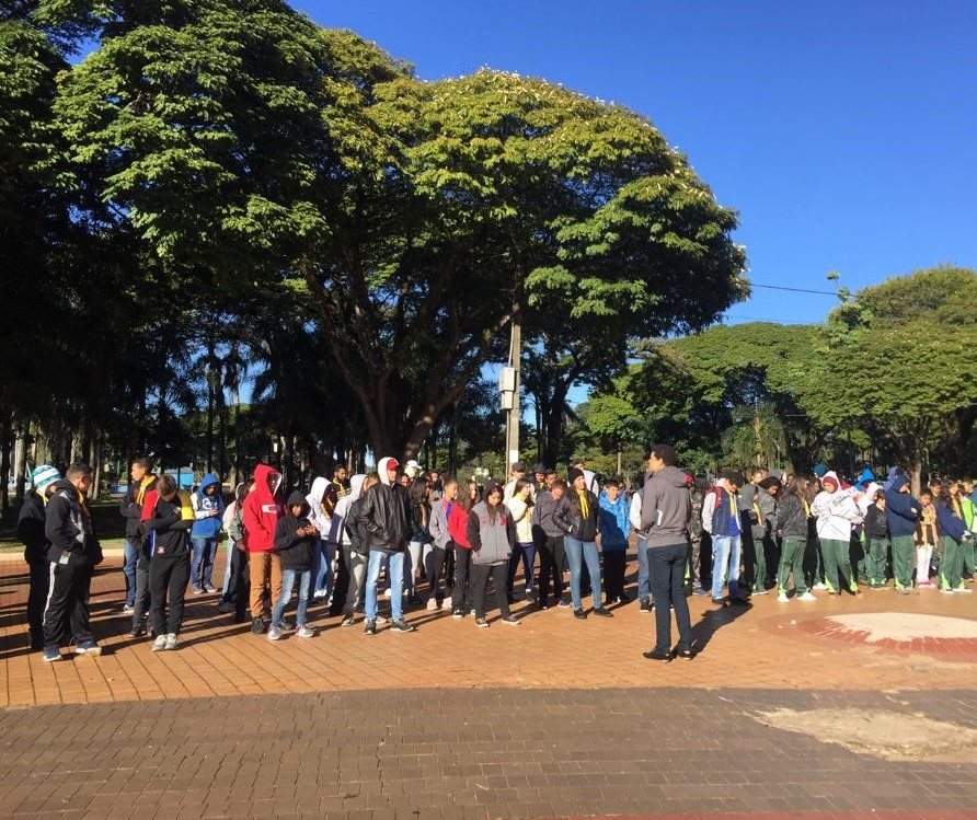 Escoteiros recolhem agasalhos na área central e zona 2 de Maringá