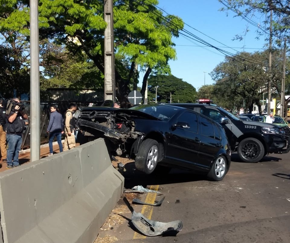 Motorista com tornozeleira eletrônica foge da polícia e bate o carro