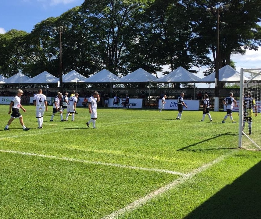 Do campo de trabalho para o campo de futebol