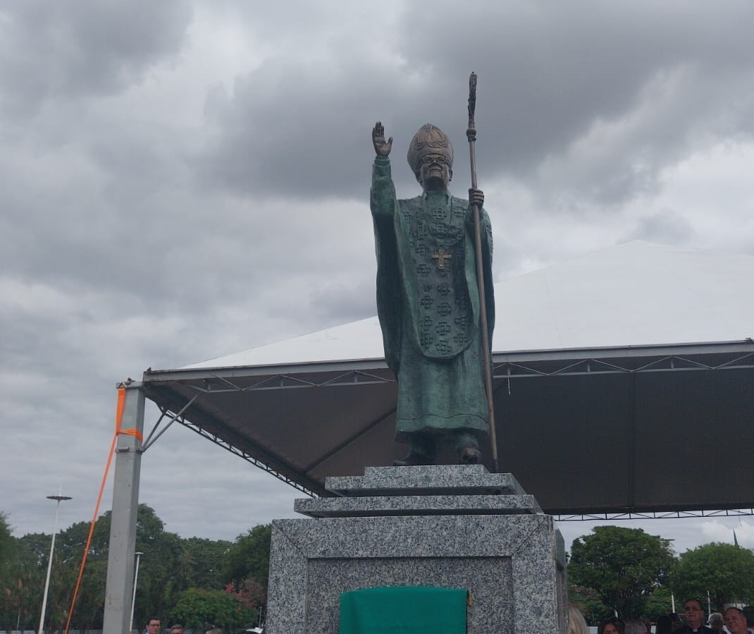 Primeiro arcebispo de Maringá ganha estátua ao lado da Catedral