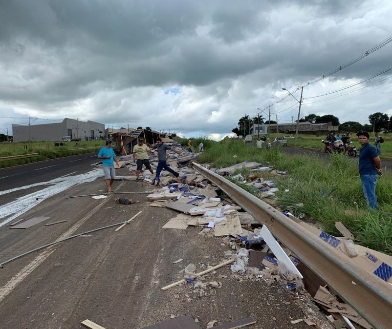 Carreta tomba no Contorno Norte em Maringá