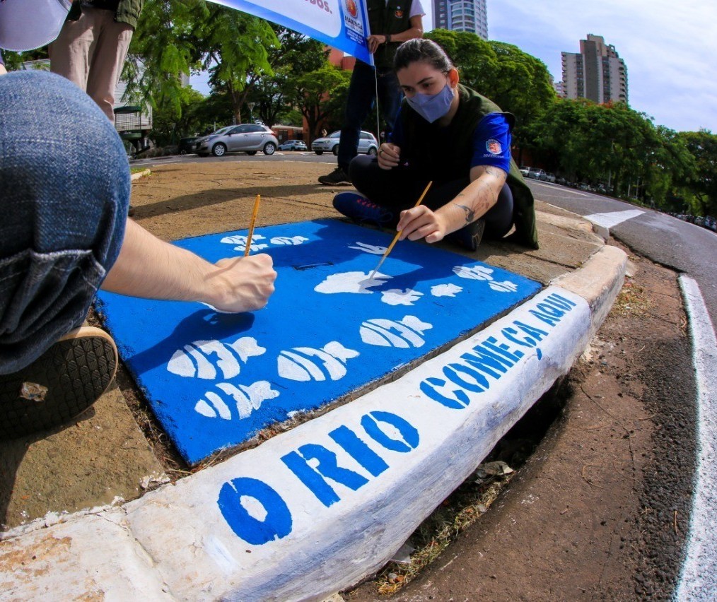 Bueiro da Avenida Tiradentes é pintado para lembrar o Dia do Rio