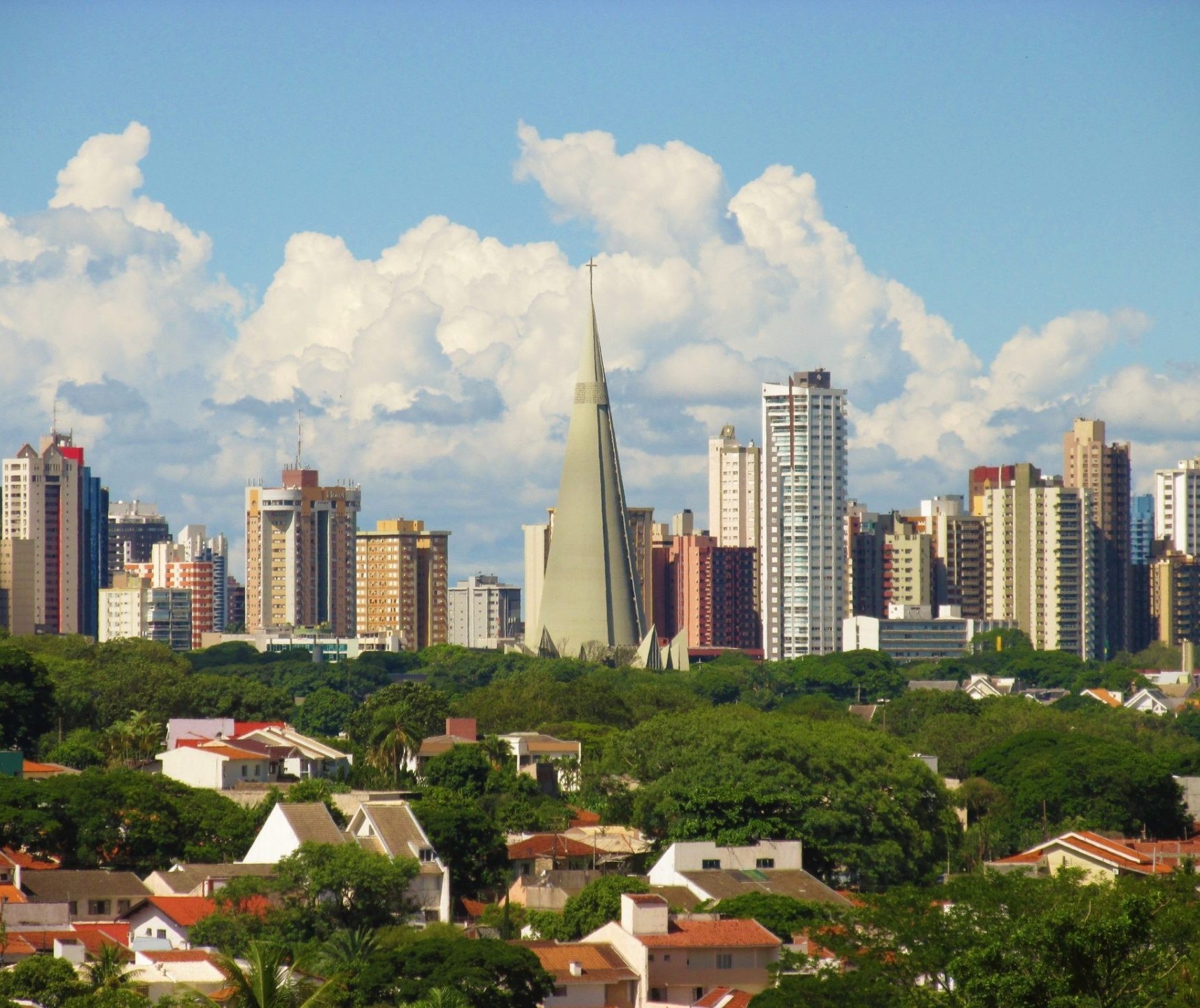 Em Maringá, sol aparece entre nuvens nesta quinta-feira e máxima deve chegar aos 28°C