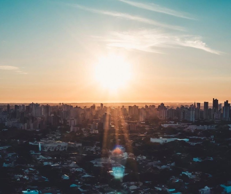 Sol entre nuvens predomina em Maringá nesta segunda-feira