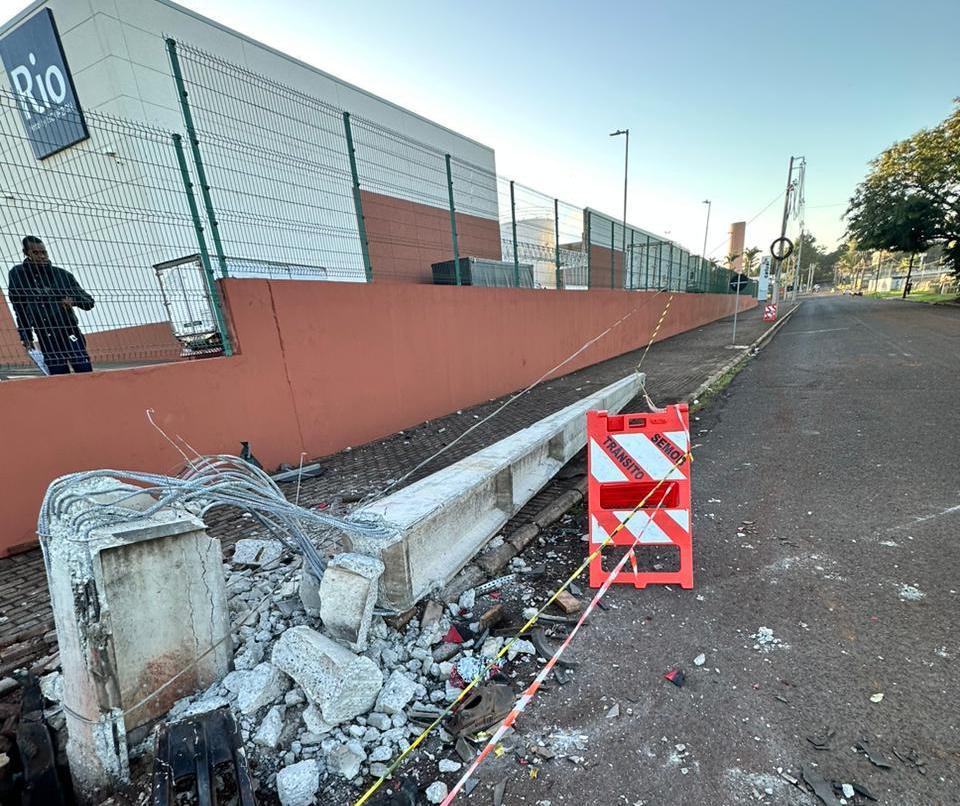 Carreta bate em poste e derruba fiação energizada em Maringá