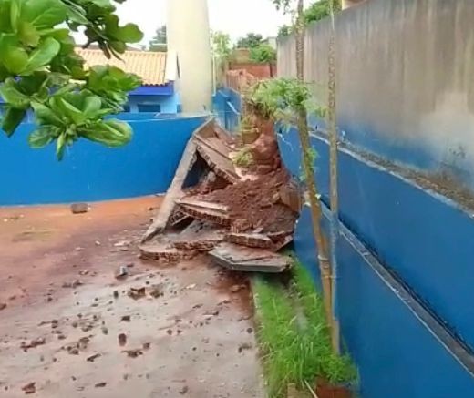 Volume de chuva derruba muro de Cmei em Floresta