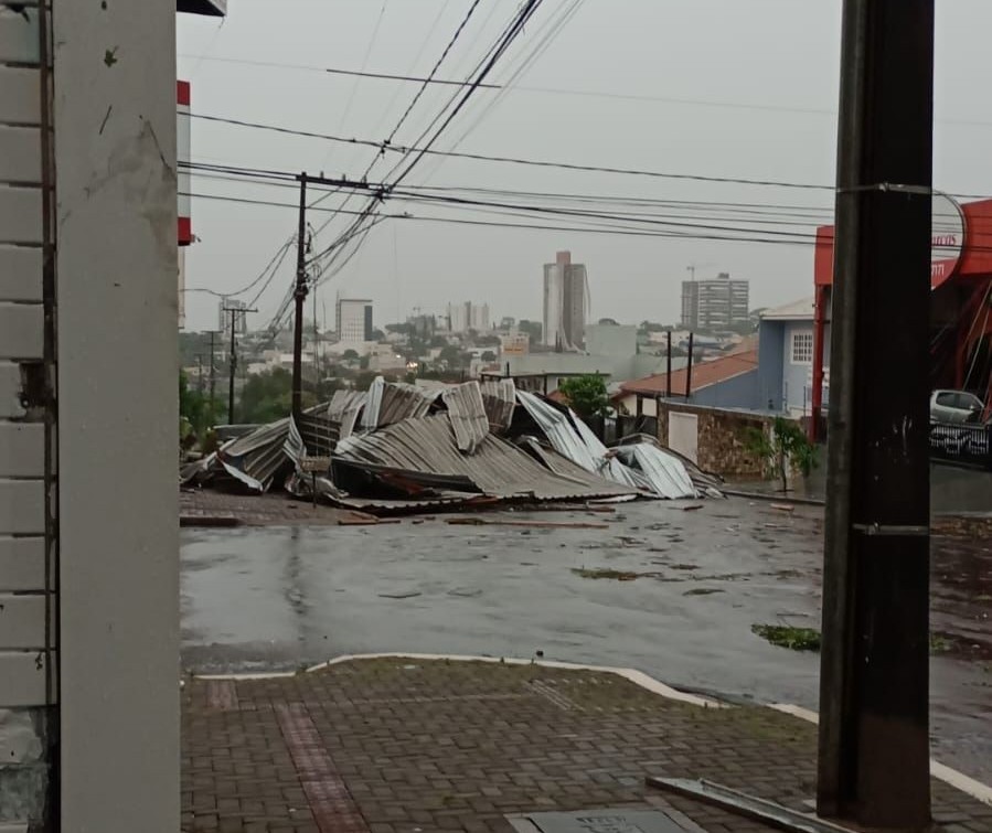 Temporal causa estragos em Cascavel e municípios do Oeste do Estado nesta quarta-feira (4)