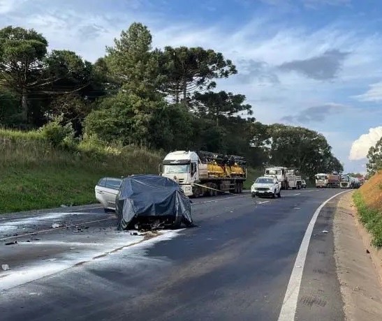 Acidente entre carros e caminhão termina com um morto na BR-277