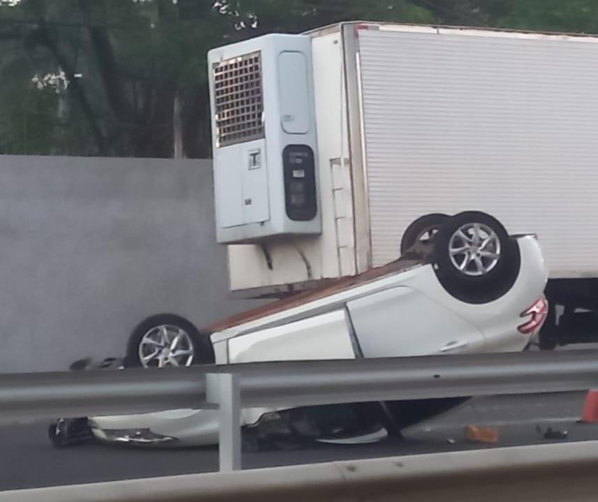 Carro capota na Avenida Morangueira