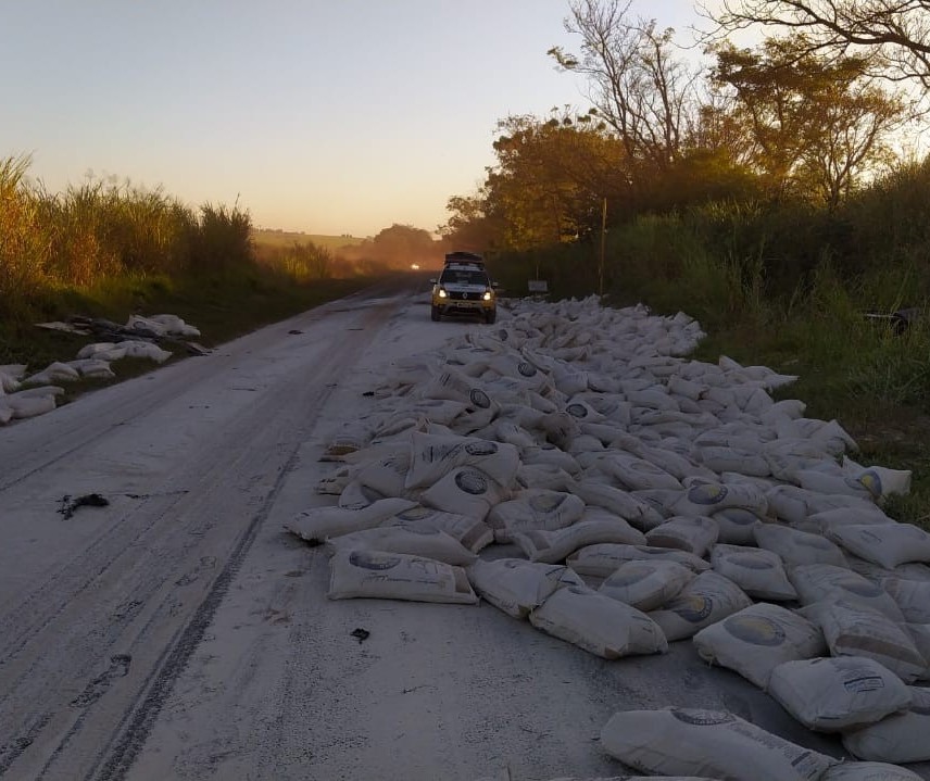 Caminhão tomba e rodovia fica interditada por cinco horas