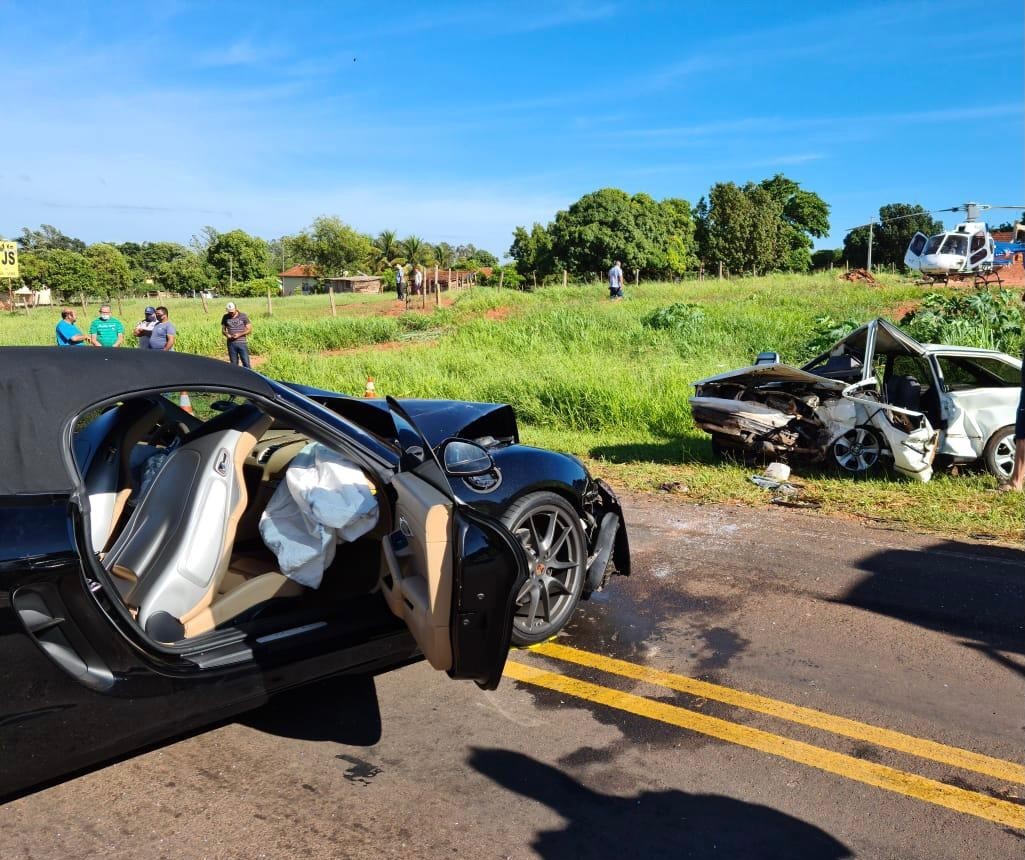 Acidente entre Porsche e Gol na PR-340 mata uma pessoa