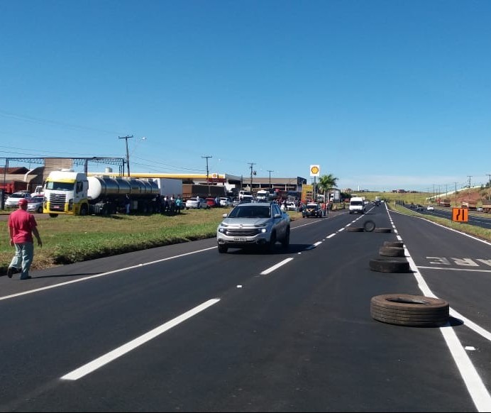 Caminhoneiros protestam na rodovia BR-376 em Mandaguaçu