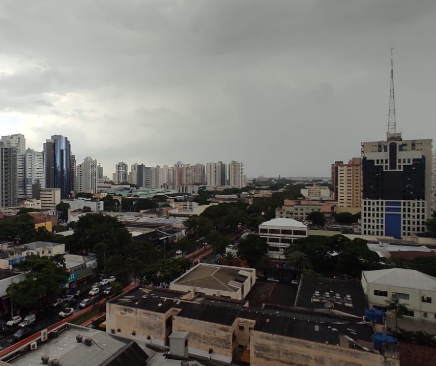 Domingo de Natal com tempo instável em Maringá